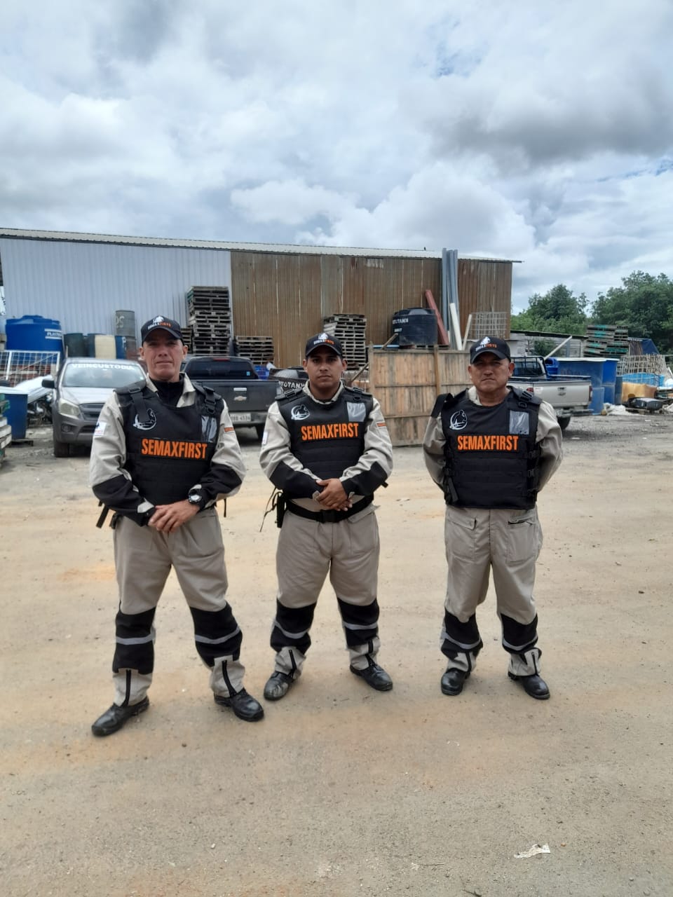 Tres oficiales Semaxfirst Cía. Ltda. con uniforme reglamentario y chaleco táctico